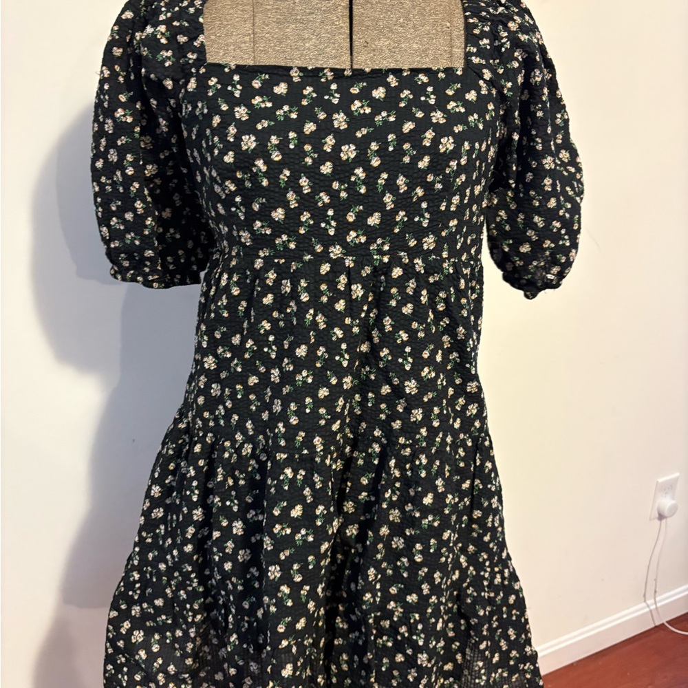Windham Square Neck Dress
Black-Yellow Ditsy